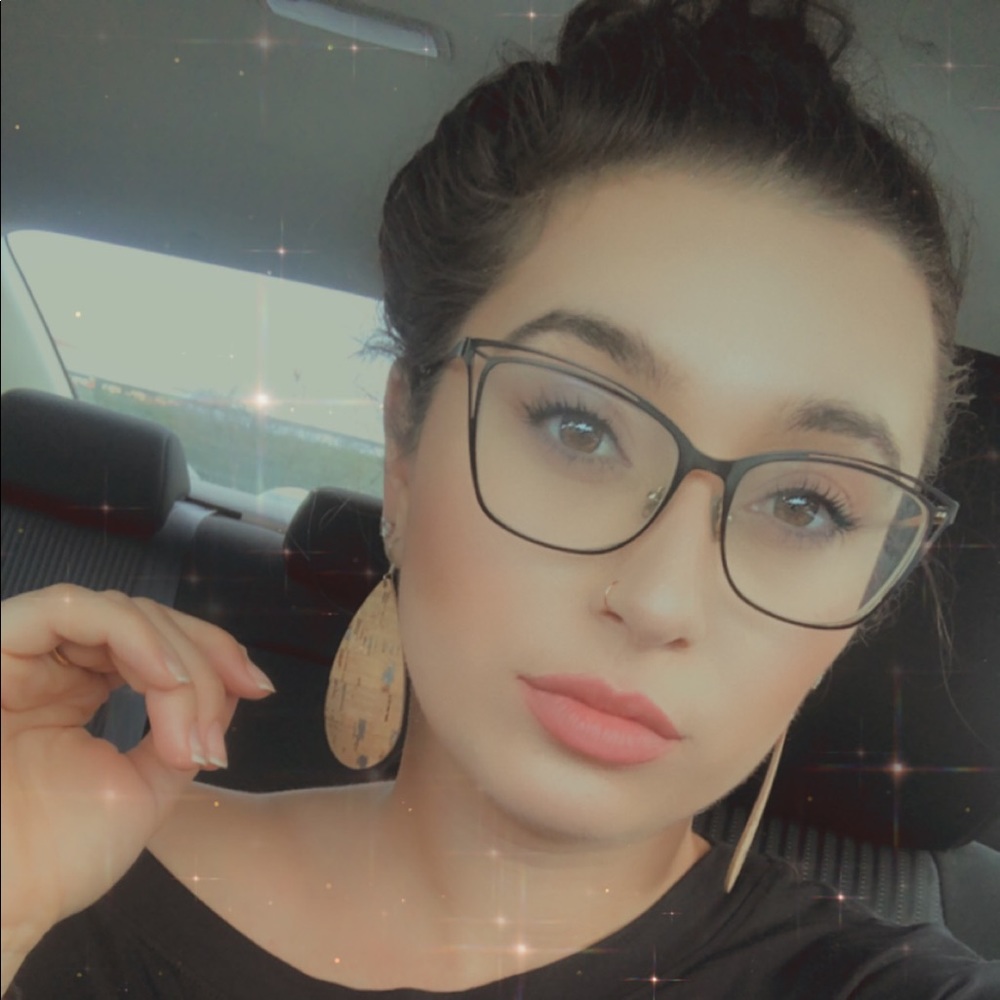 Meet your Posher, Danee